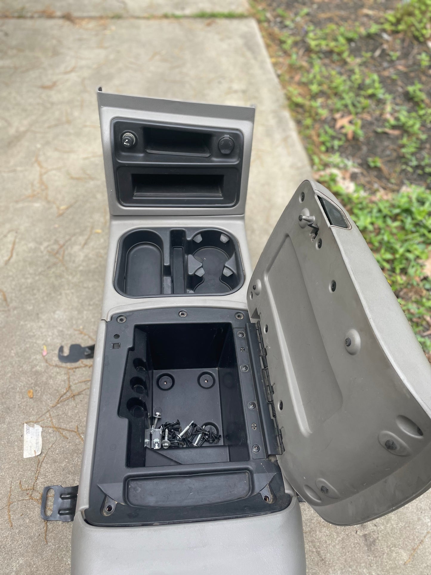 OEM Center Console in Light Gray 92I for 2003-2007 Chevy Silverado, Tahoe, Suburban, and more