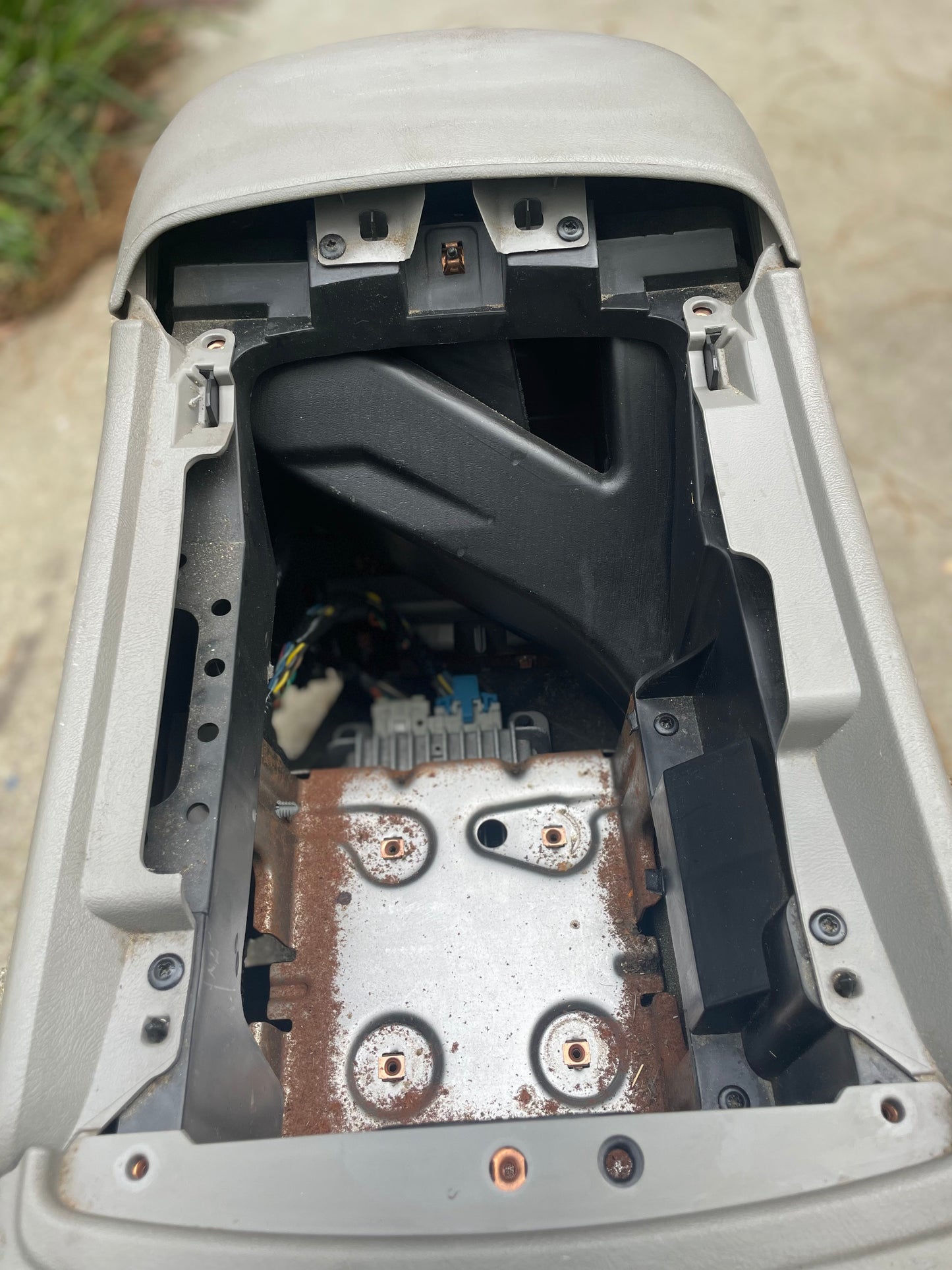 OEM Center Console in Light Gray 92I for 2003-2007 Chevy Silverado, Tahoe, Suburban, and more
