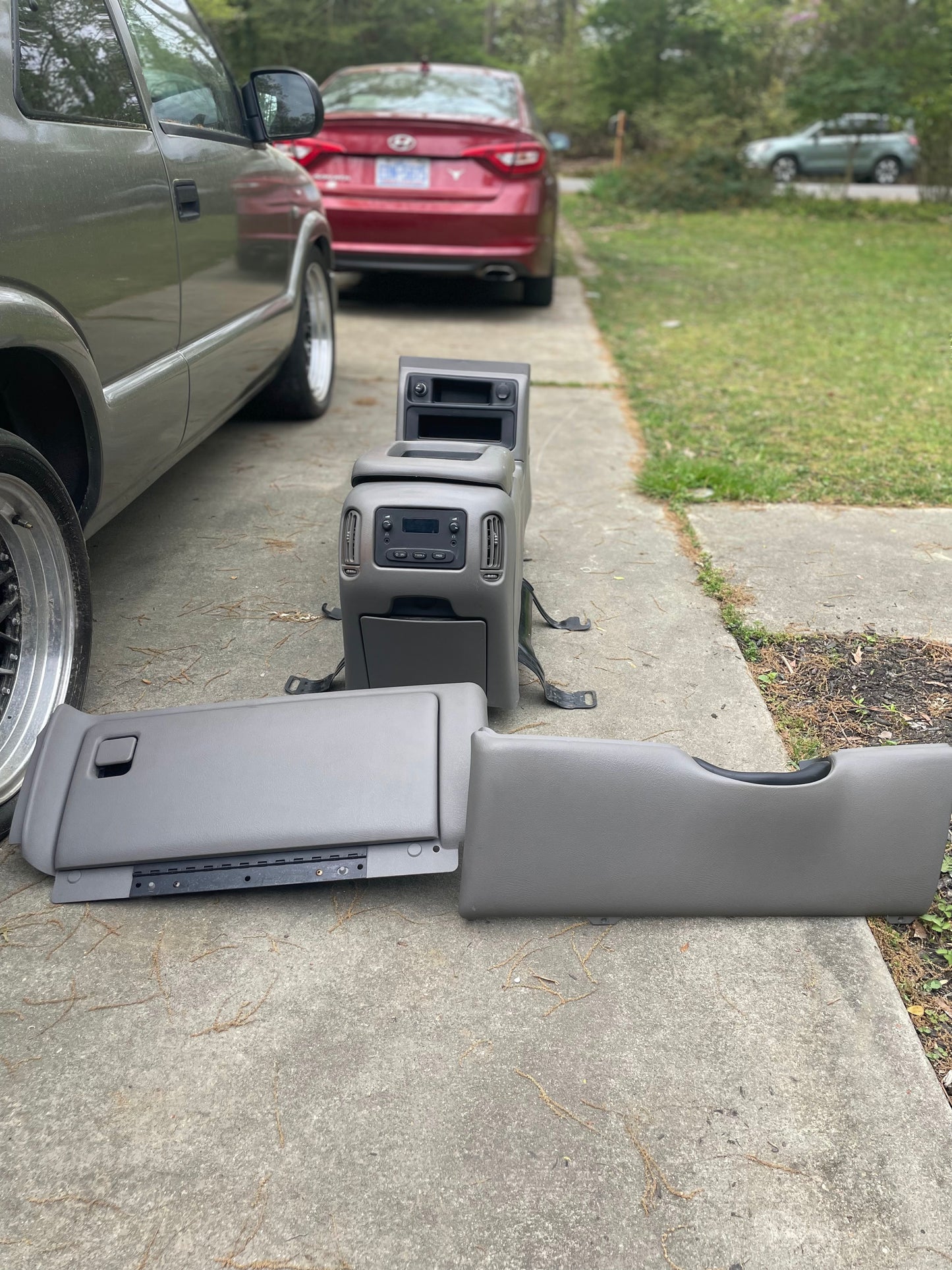OEM Center Console in Light Gray 92I for 2003-2007 Chevy Silverado, Tahoe, Suburban, and more