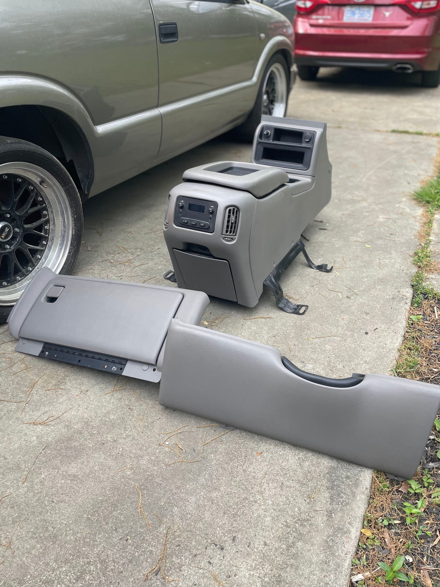 OEM Center Console in Light Gray 92I for 2003-2007 Chevy Silverado, Tahoe, Suburban, and more