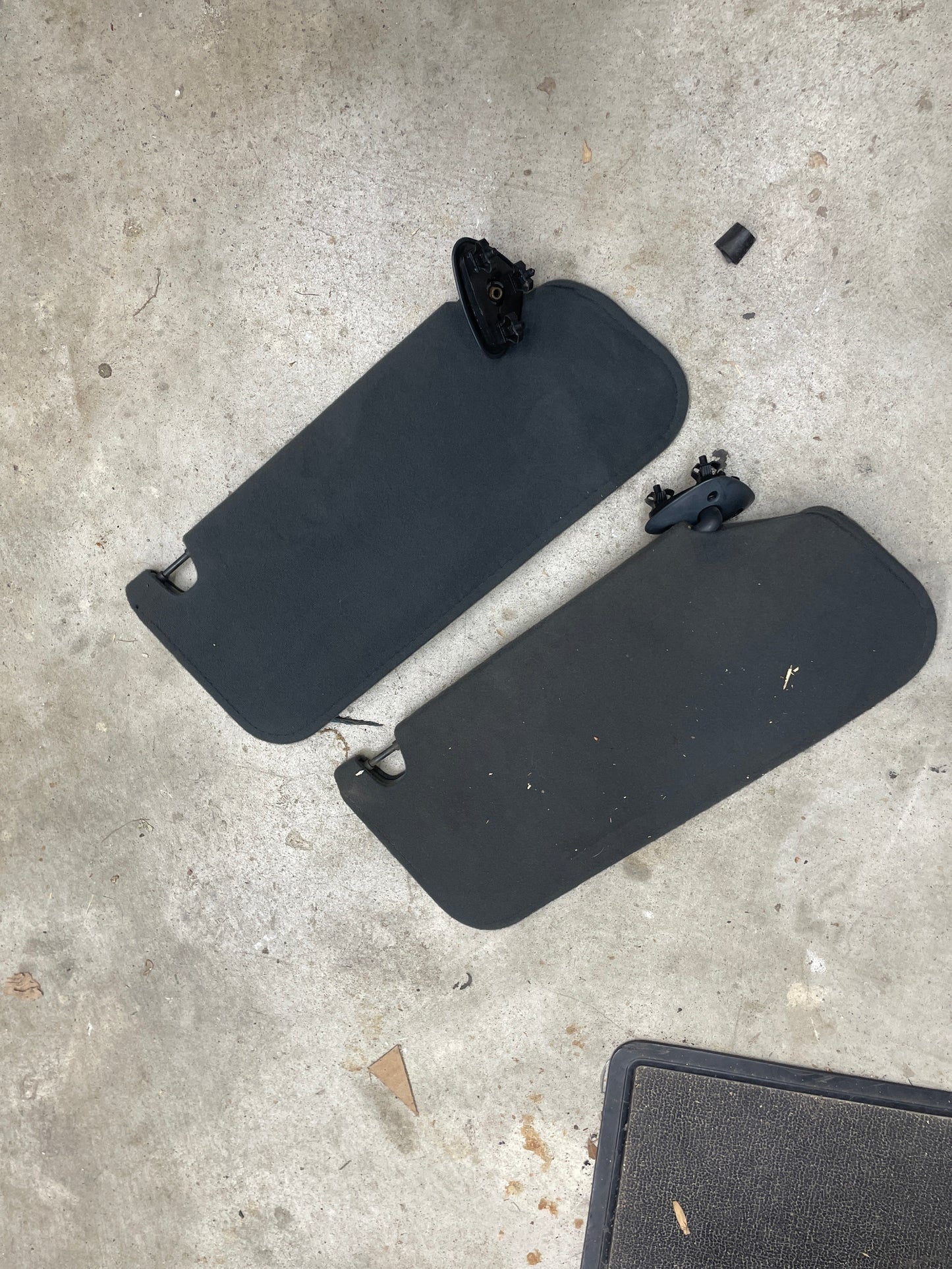 OEM Pair of Sun Visors in Dark Gray for 1995-2005 Chevy S10, Blazer, and more