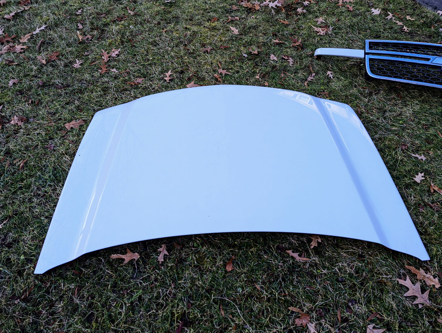 OEM HD Style Hood & Grill in White for 2003 - 2007 Chevrolet Silverado Cateye