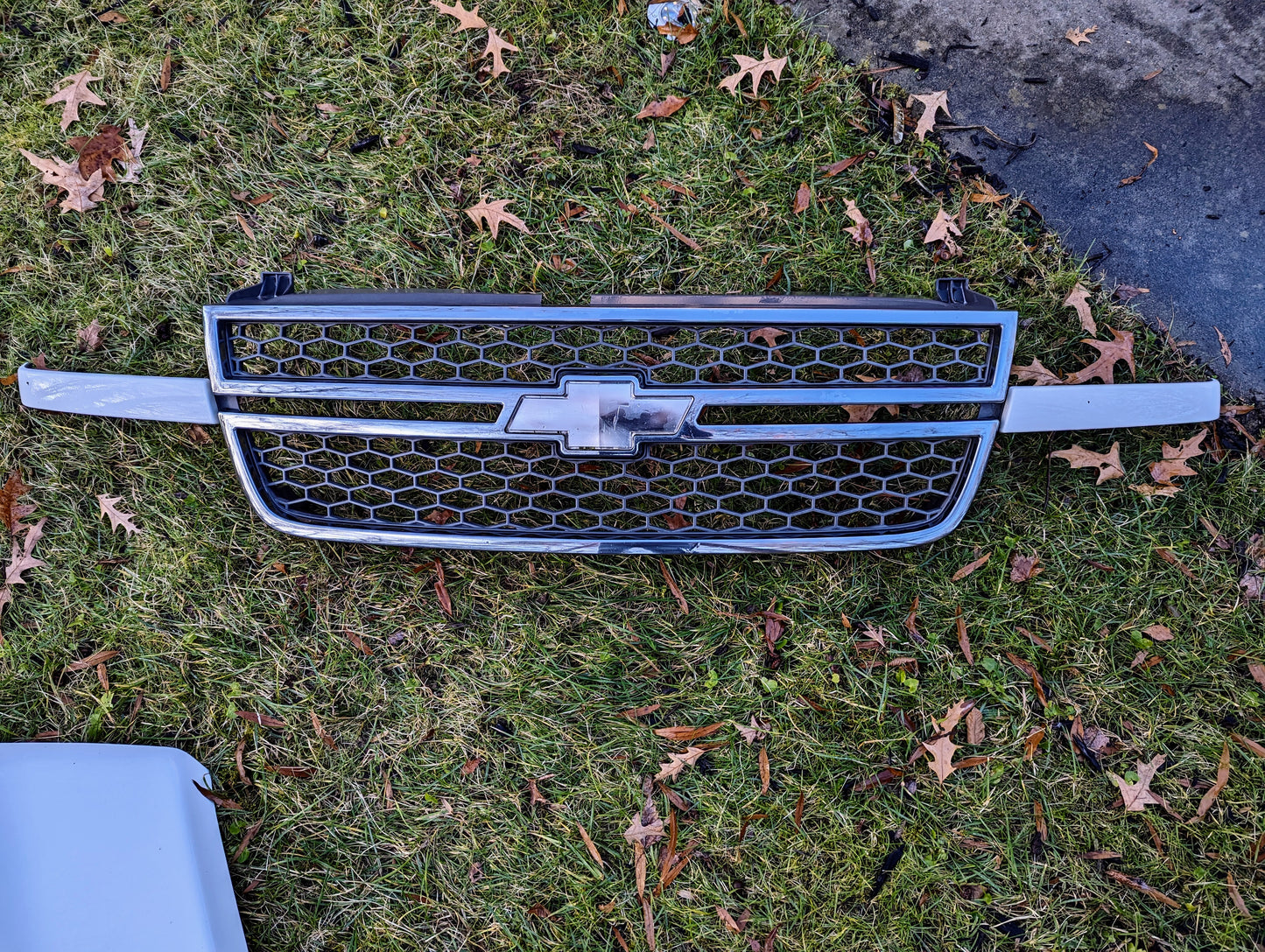 OEM HD Style Hood & Grill in White for 2003 - 2007 Chevrolet Silverado Cateye