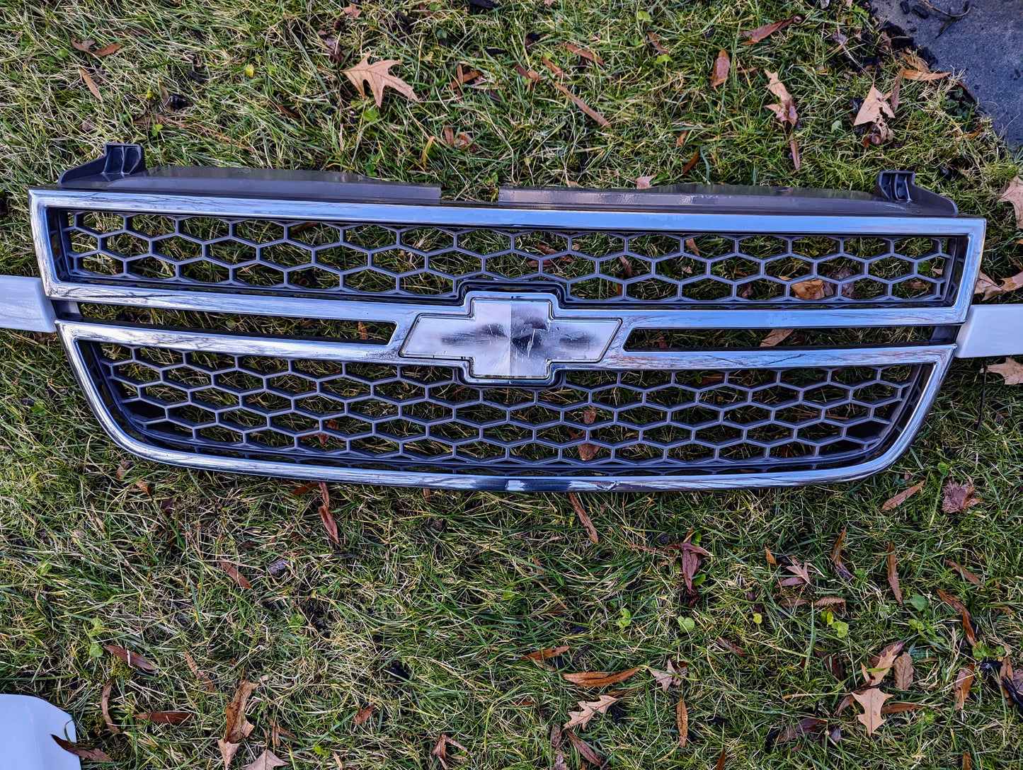 OEM HD Style Hood & Grill in White for 2003 - 2007 Chevrolet Silverado Cateye
