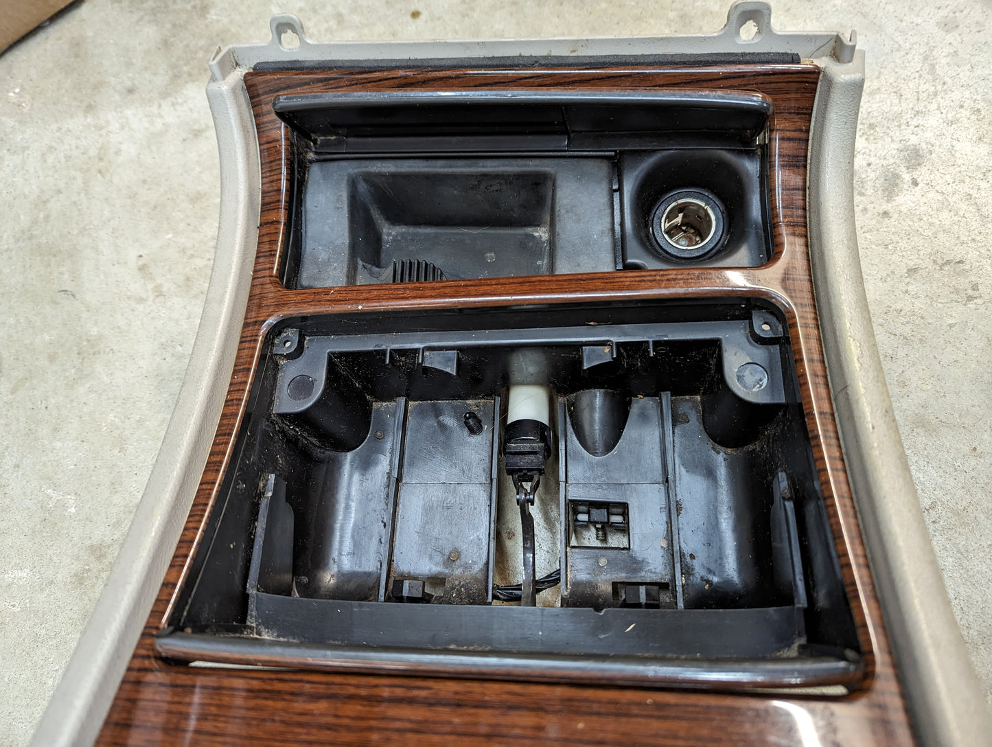 OEM Center Console Front Cup Holder & Trim Bezel in Shale with Woodgrain for 2002 Cadillac Escalade EXT ESV