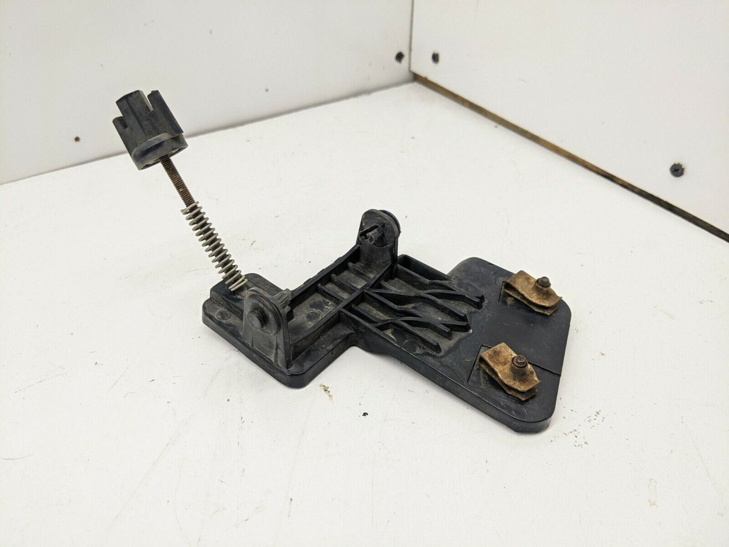 00-06 Chevy Tahoe Suburban Passenger RH Driving Light Fog Lamp Bracket 10368477