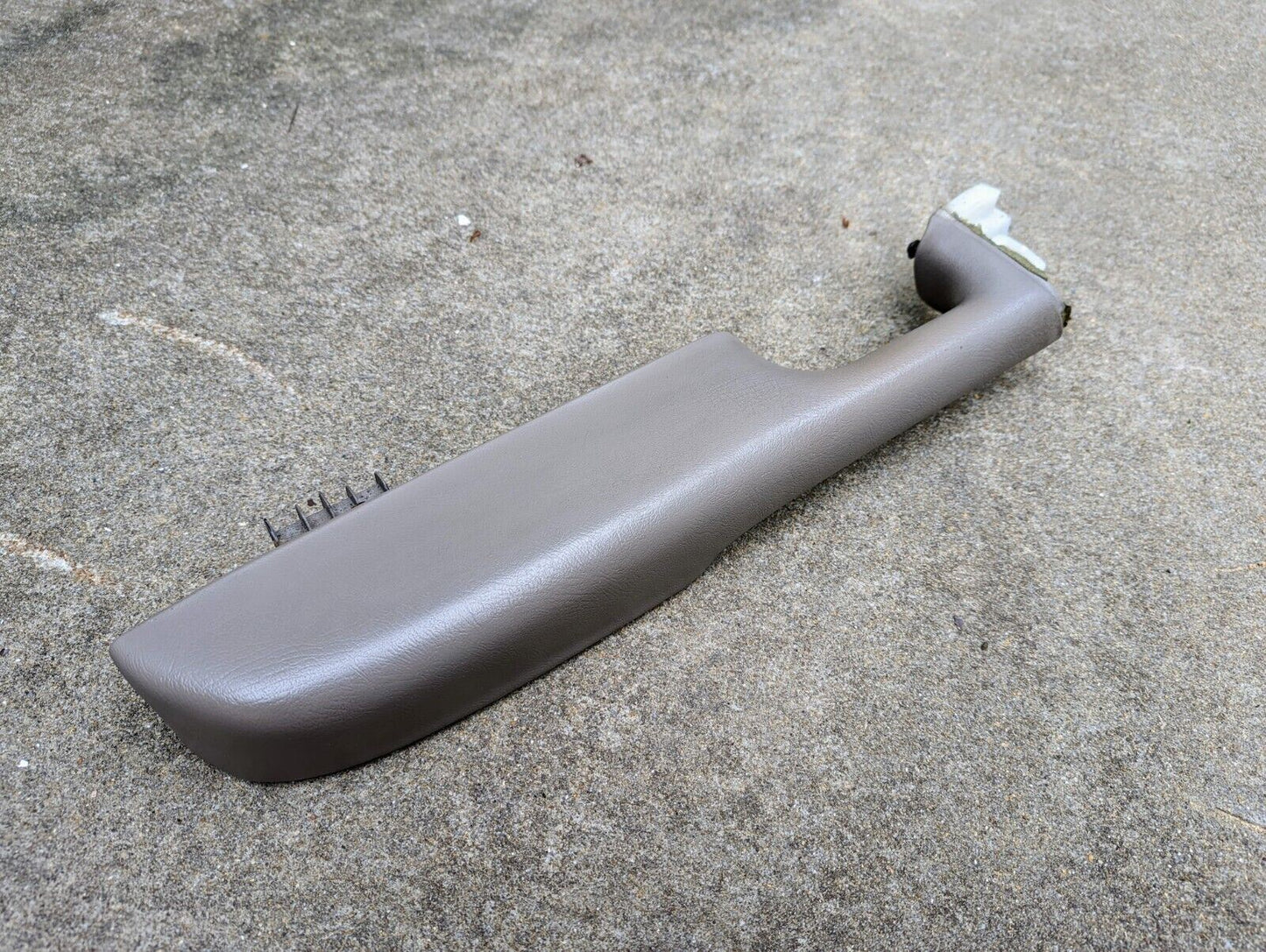 2003-06 Silverado Tahoe Escalade Yukon Armrest Driver Door Left Neutral Tan OEM