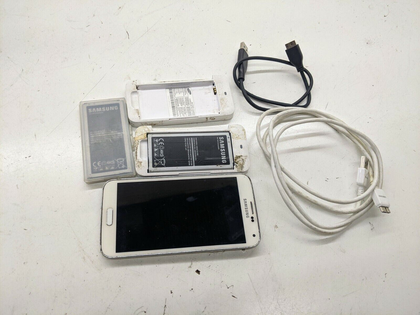 Samsung Galaxy S5 SM-G900V - 16GB - Shimmery White (Verizon) Smartphone + Extras