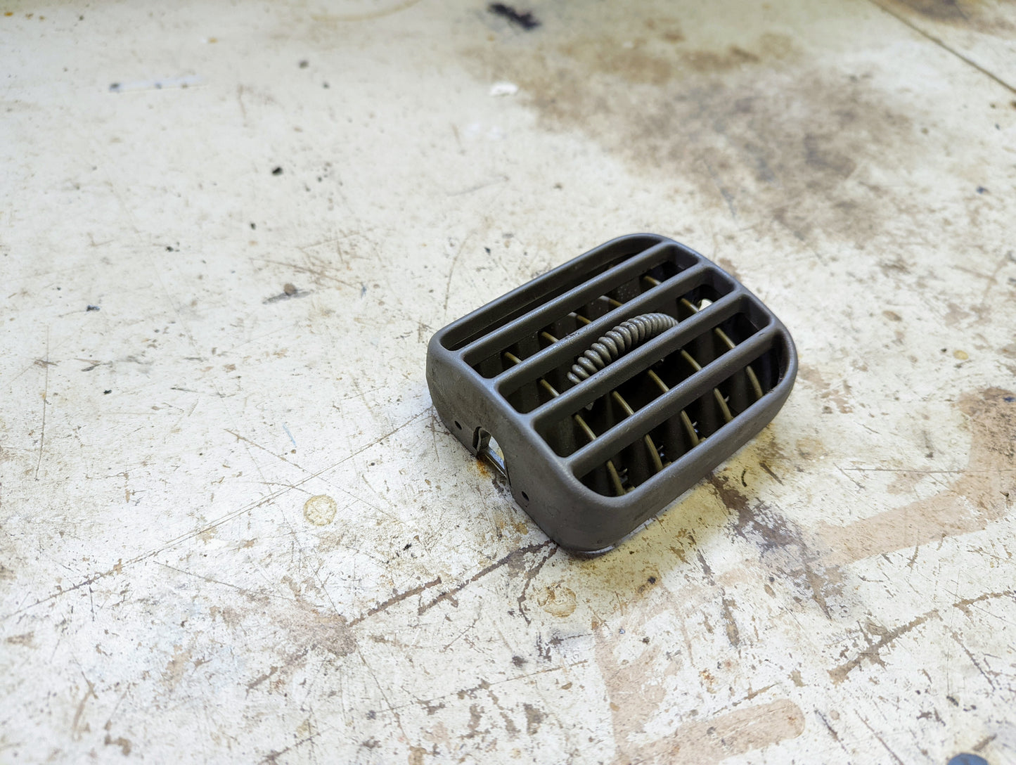 Left Center Dash Bezel Heater Vent in Gray for 1998 - 2005 Chevy S10 Blazer GMC Sonoma Jimmy