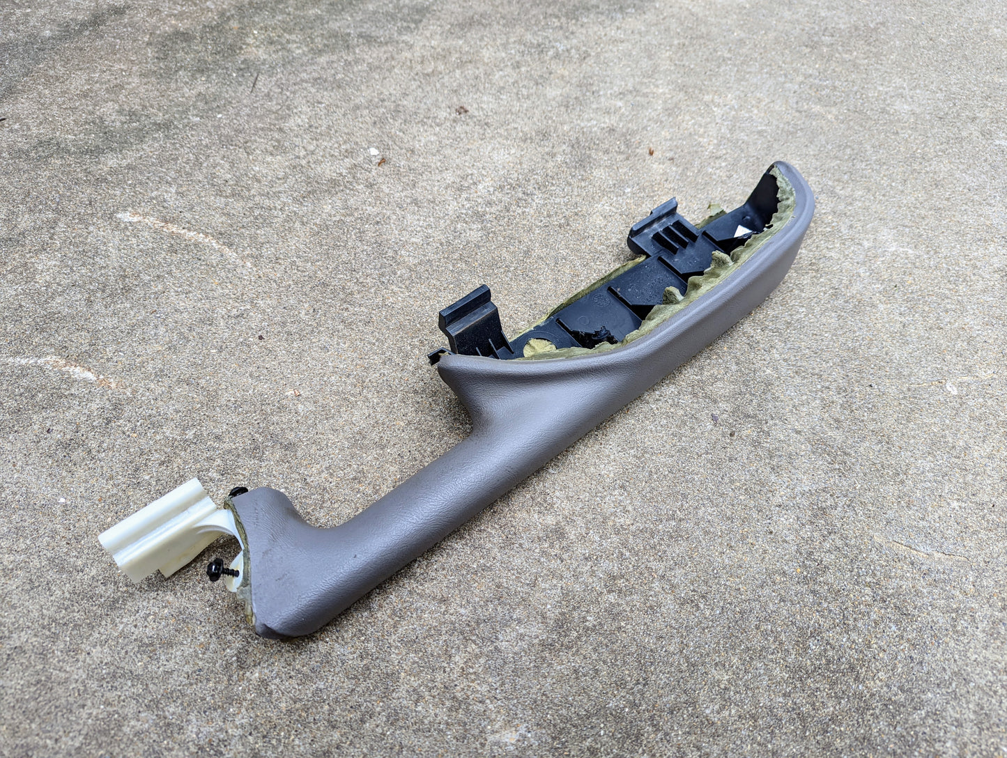 Left Armrest Driver Door Panel in Light Gray for 2003 - 2006 Silverado Tahoe Escalade Yukon and more