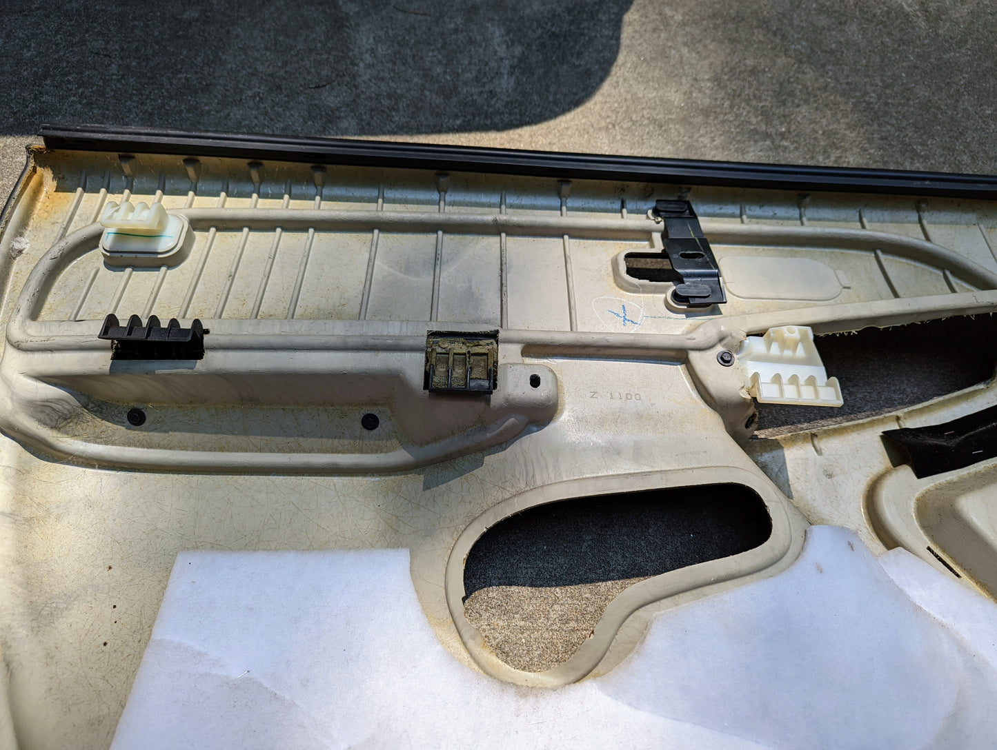 RH Passenger Front Right Door Trim Panel in Dark Gray for 2003 - 2006 Chevy Silverado GMC Sierra and more