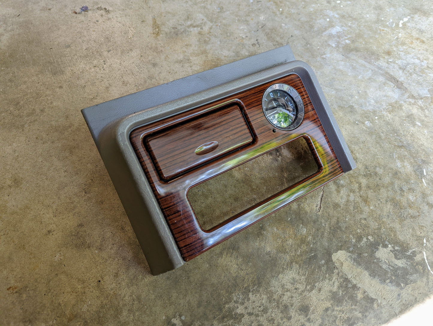 OEM Center Console Front Bin Woodgrain Trim with Clock in Light Gray for 2003-2006 Cadillac Escalade