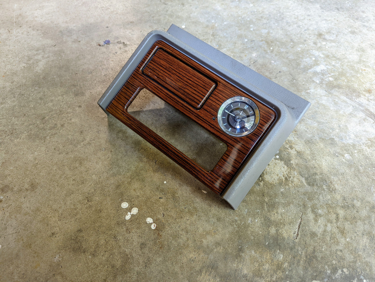 OEM Center Console Front Bin Woodgrain Trim with Clock in Light Gray for 2003-2006 Cadillac Escalade