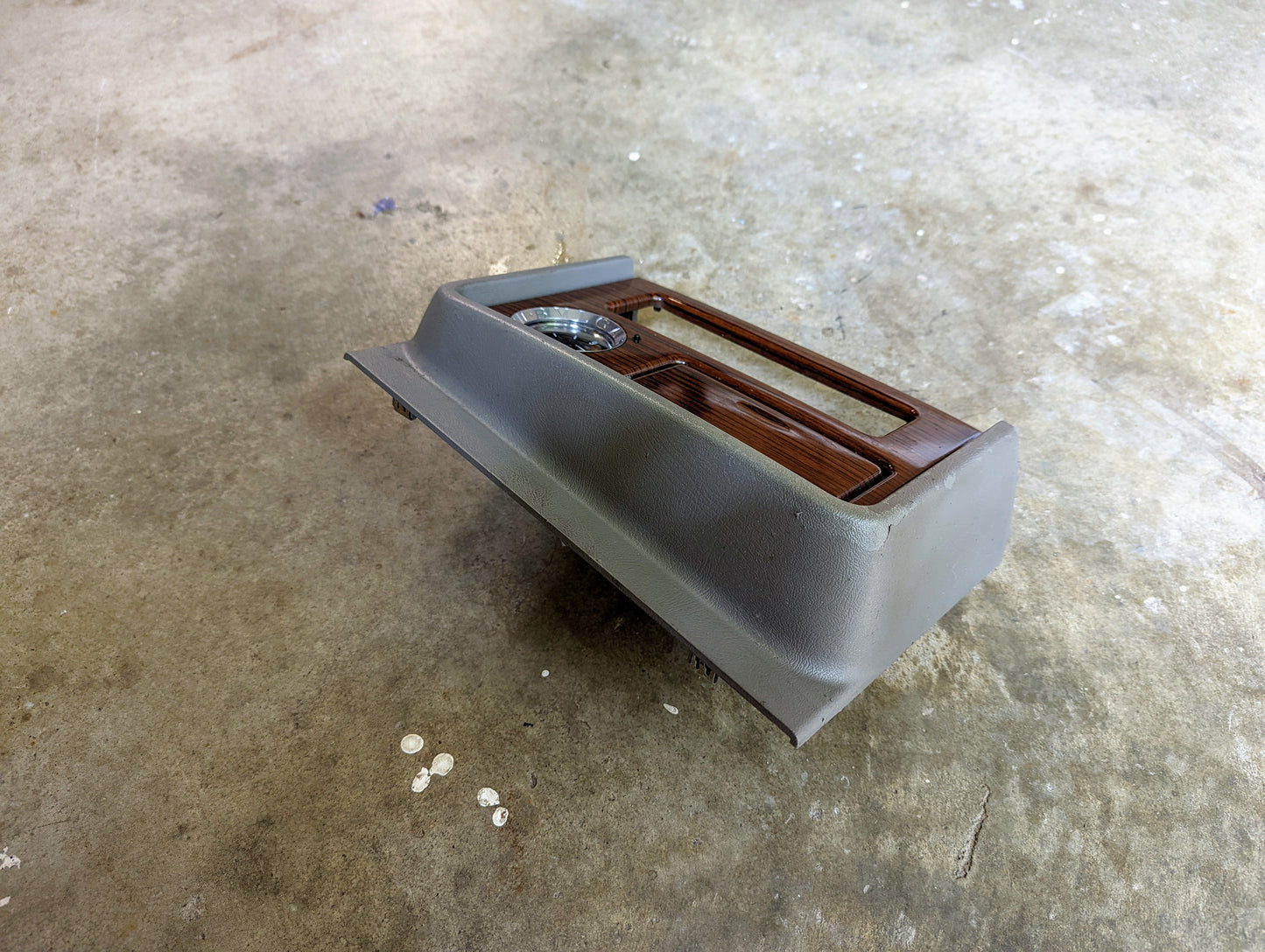 OEM Center Console Front Bin Woodgrain Trim with Clock in Light Gray for 2003-2006 Cadillac Escalade