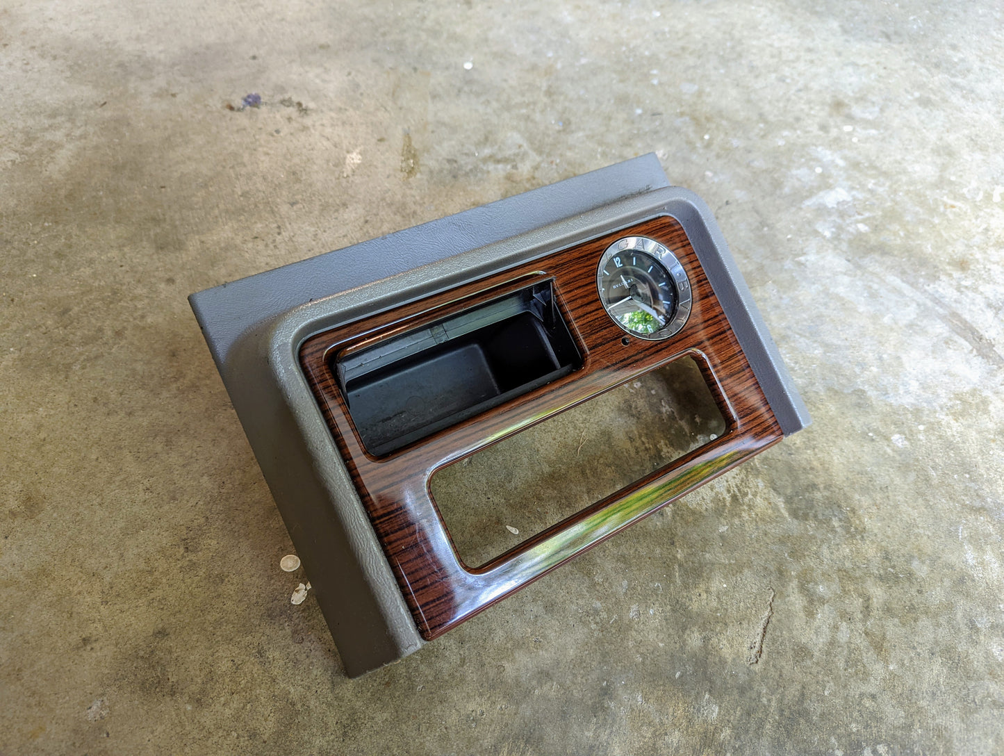 OEM Center Console Front Bin Woodgrain Trim with Clock in Light Gray for 2003-2006 Cadillac Escalade