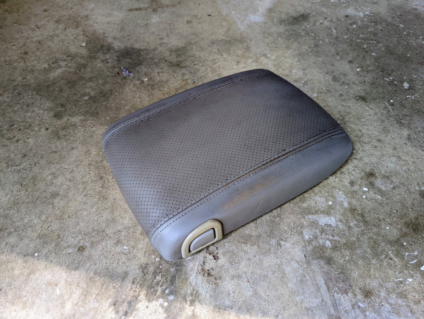 OEM Center Console Armrest Lid in Light Gray for 2003-2006 Cadillac Escalade and GMC Denali