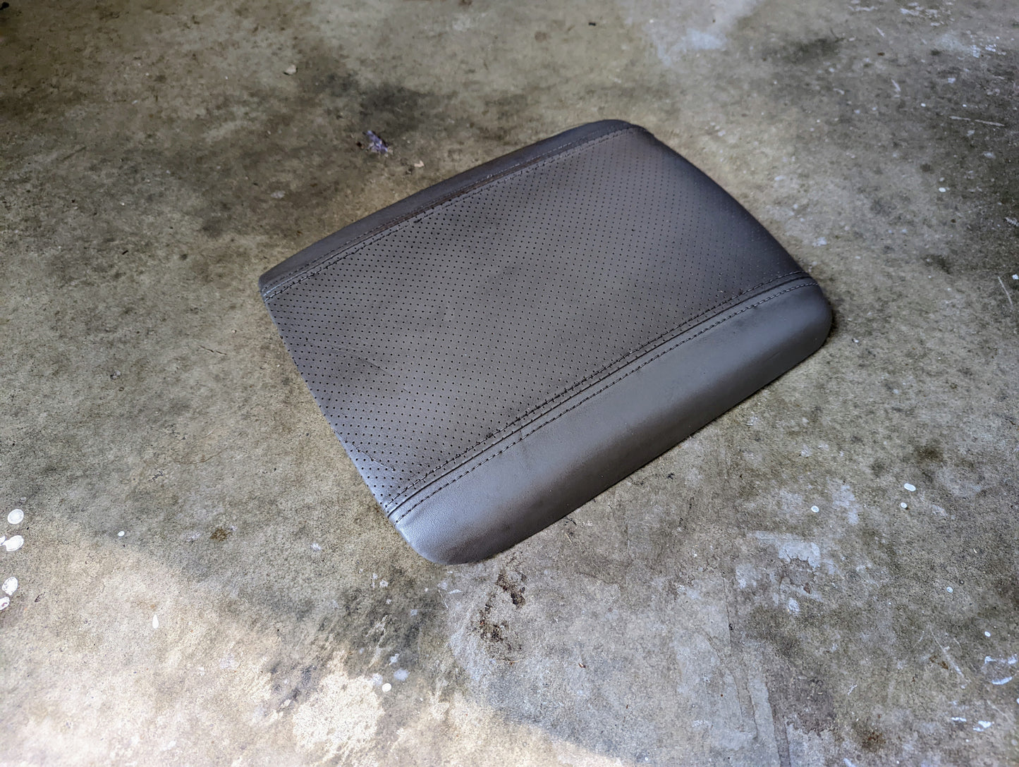 OEM Center Console Armrest Lid in Light Gray for 2003-2006 Cadillac Escalade and GMC Denali