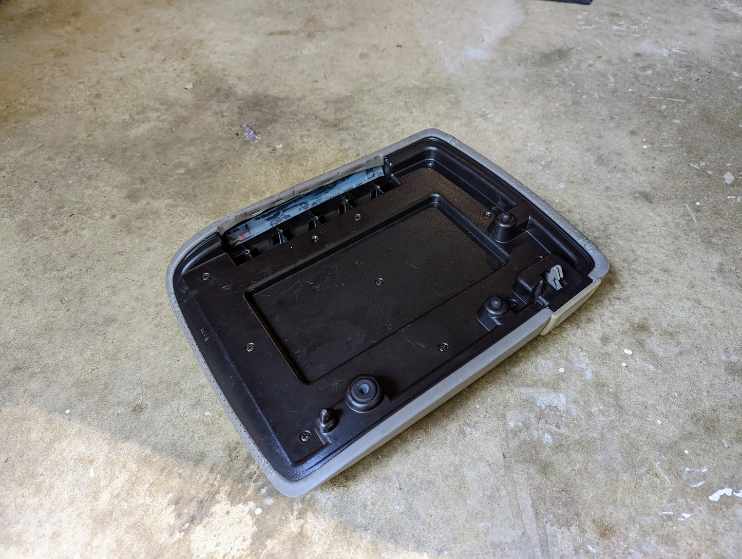 OEM Center Console Armrest Lid in Light Gray for 2003-2006 Cadillac Escalade and GMC Denali