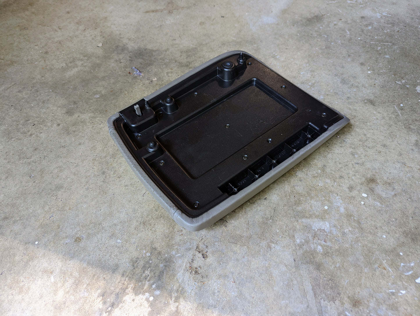 OEM Center Console Armrest Lid in Light Gray for 2003-2006 Cadillac Escalade and GMC Denali