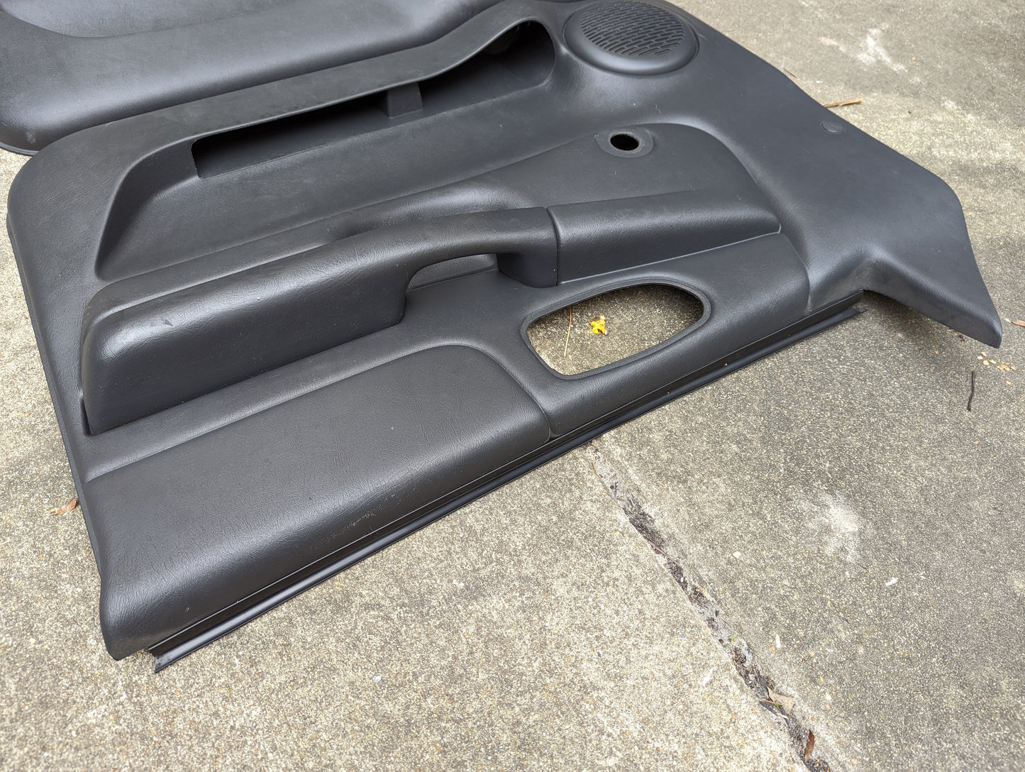 OEM Pair of Front Manual Door Panels in Dark Gray for 1998-2005 Chevy S10 GMC Sonoma and more