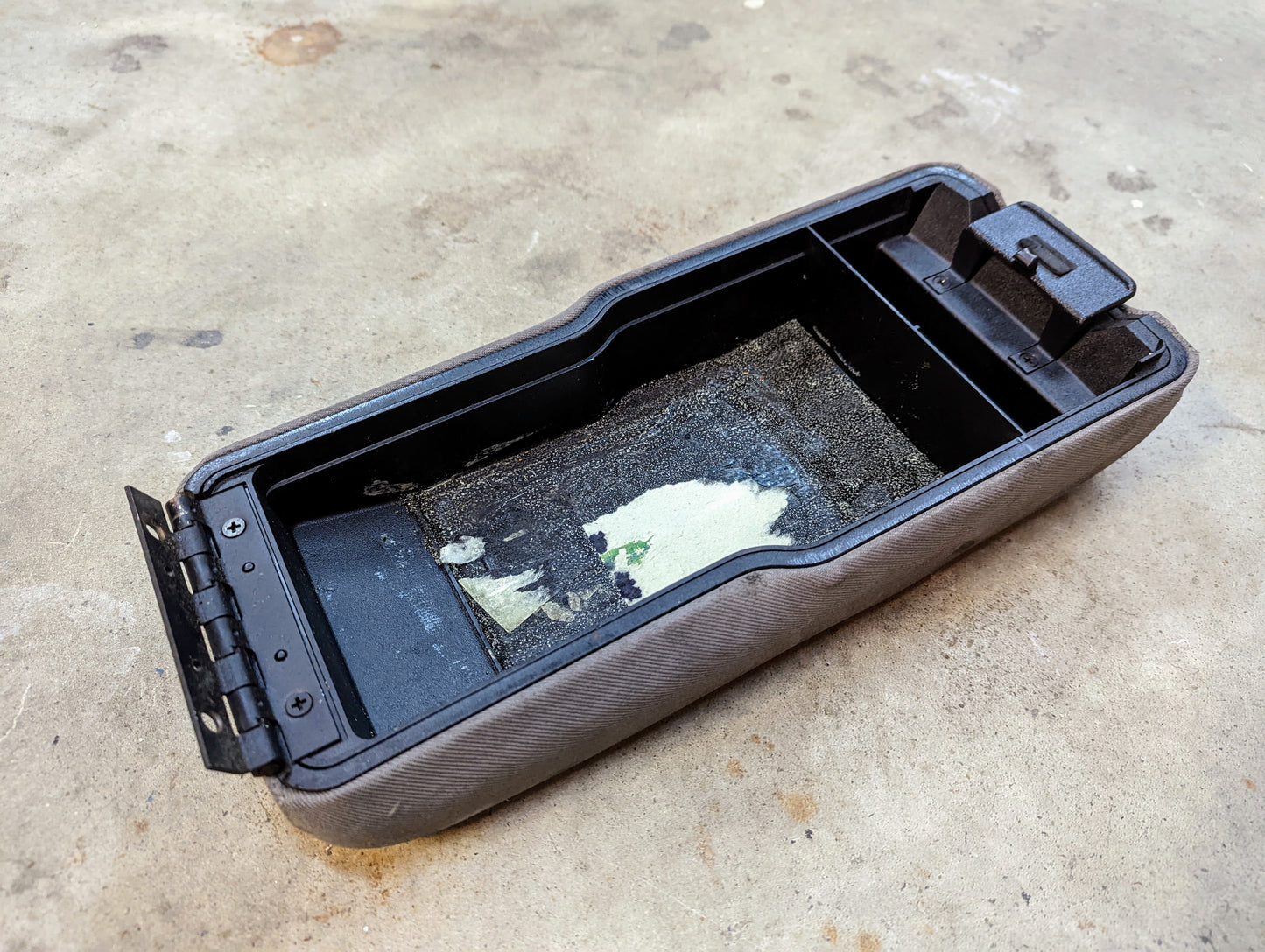 OEM 16.5" Center Armrest 60/40 Bench Console Lid in Gray for 1998 - 2005 Chevy S10 GMC Sonoma