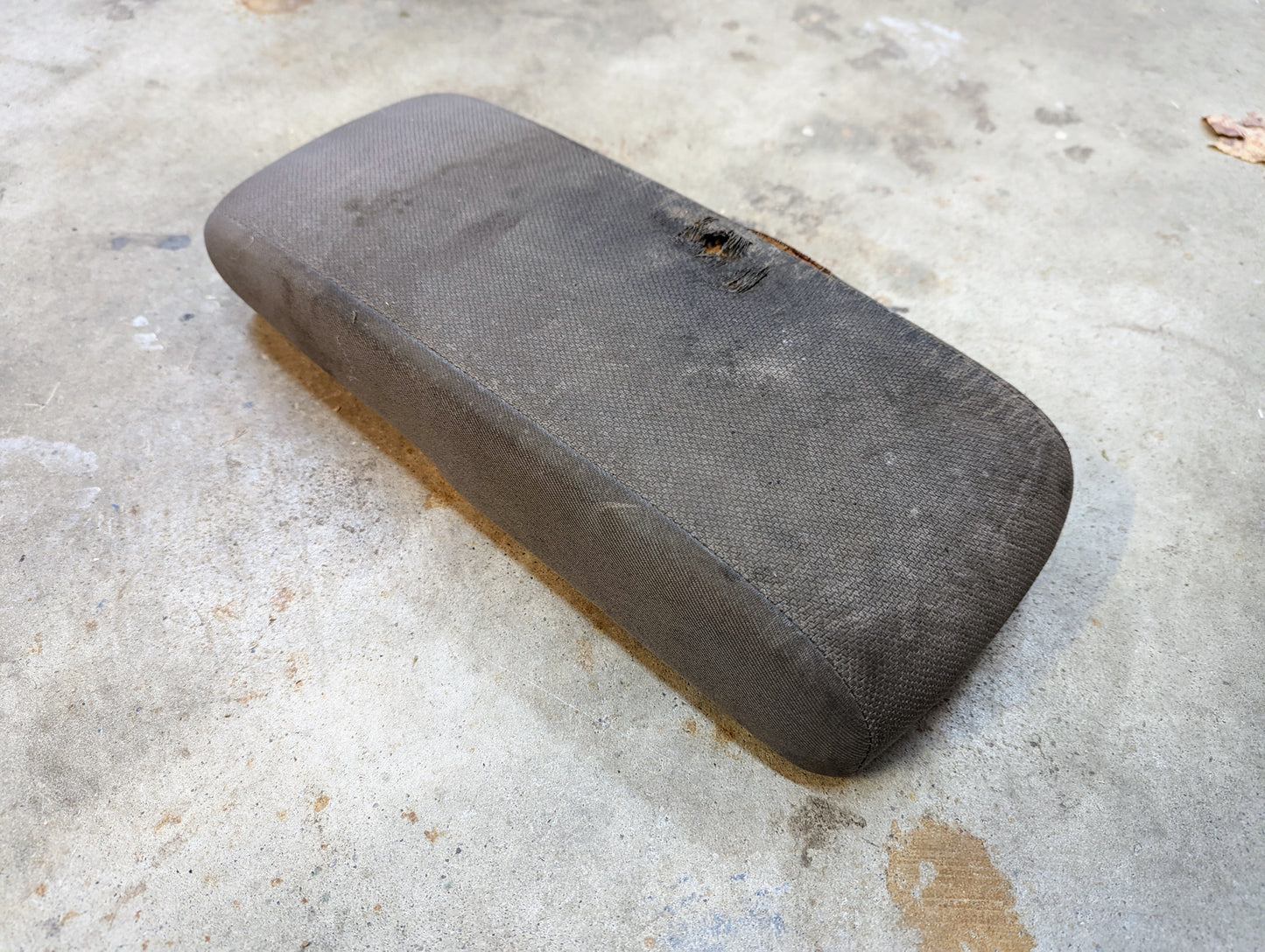 OEM 16.5" Center Armrest 60/40 Bench Console Lid in Gray for 1998 - 2005 Chevy S10 GMC Sonoma
