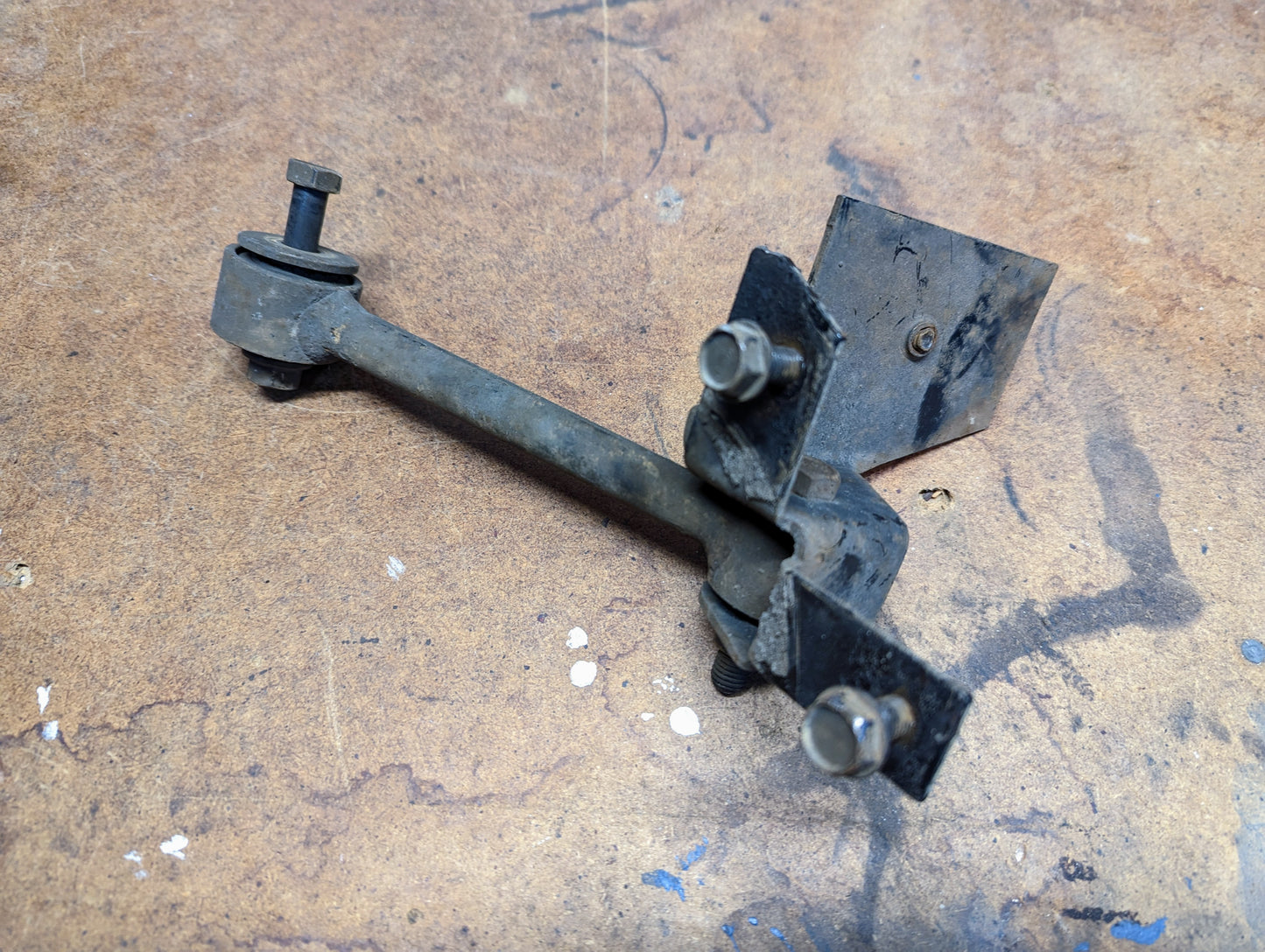 OEM ZQ8/Xtreme Rear Sway Bar Brackets for 1982-2004 Chevrolet S10, GMC S15, Sonoma