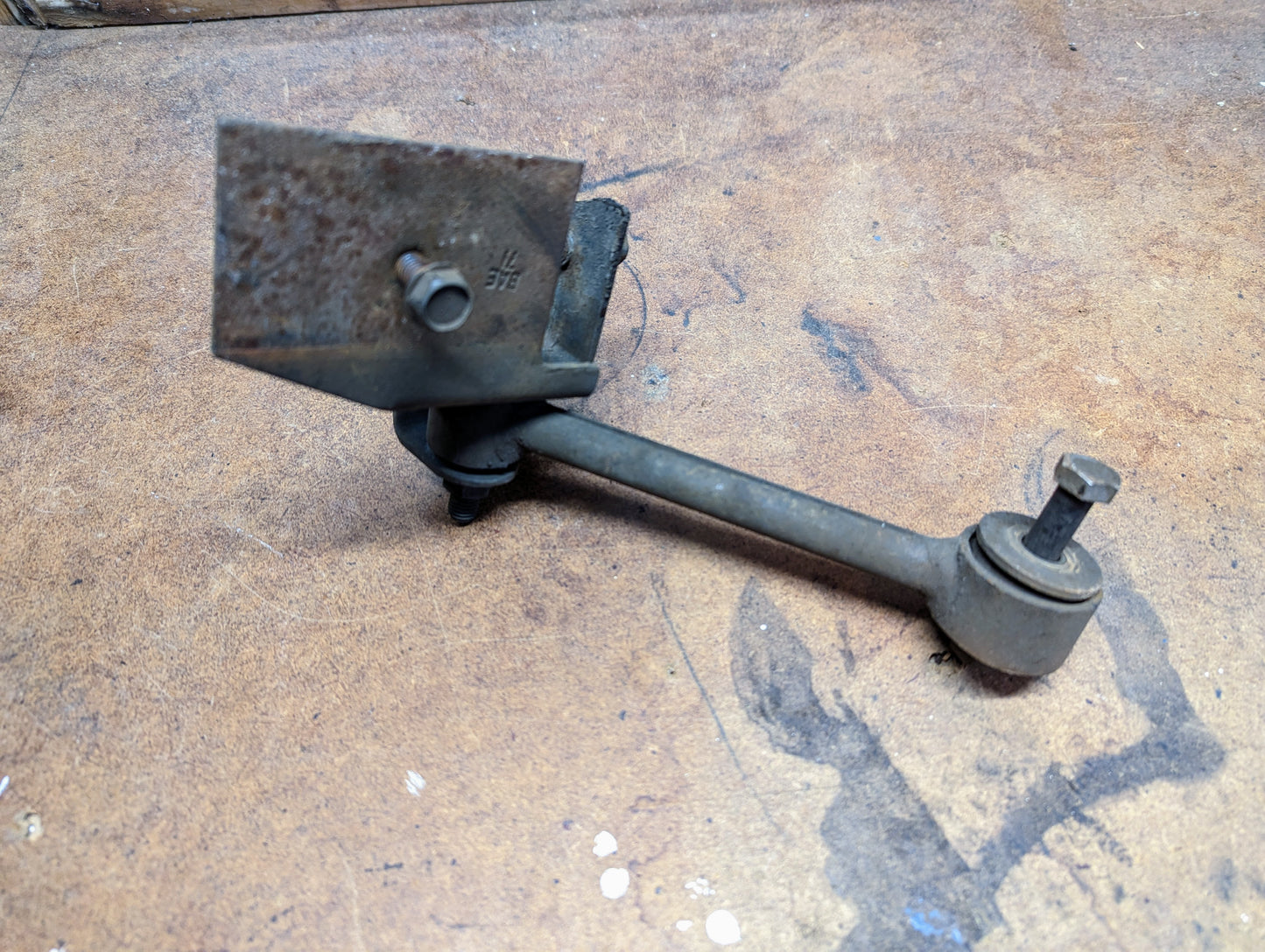 OEM ZQ8/Xtreme Rear Sway Bar Brackets for 1982-2004 Chevrolet S10, GMC S15, Sonoma