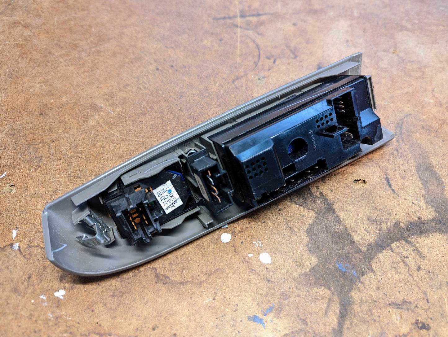 OEM Driver Power Switches & Bezel in Light Gray for 1998 - 2004 Chevrolet S10, Blazer, and more