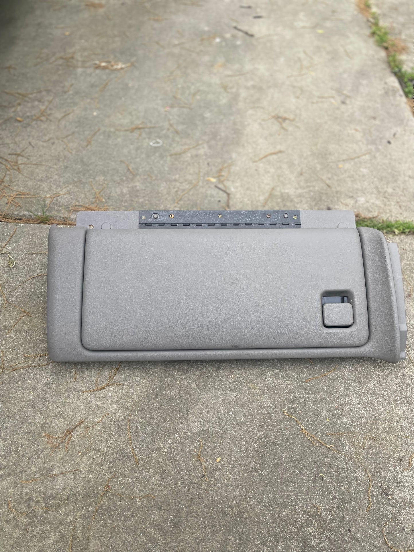 OEM Center Console in Light Gray 92I for 2003-2007 Chevy Silverado, Tahoe, Suburban, and more