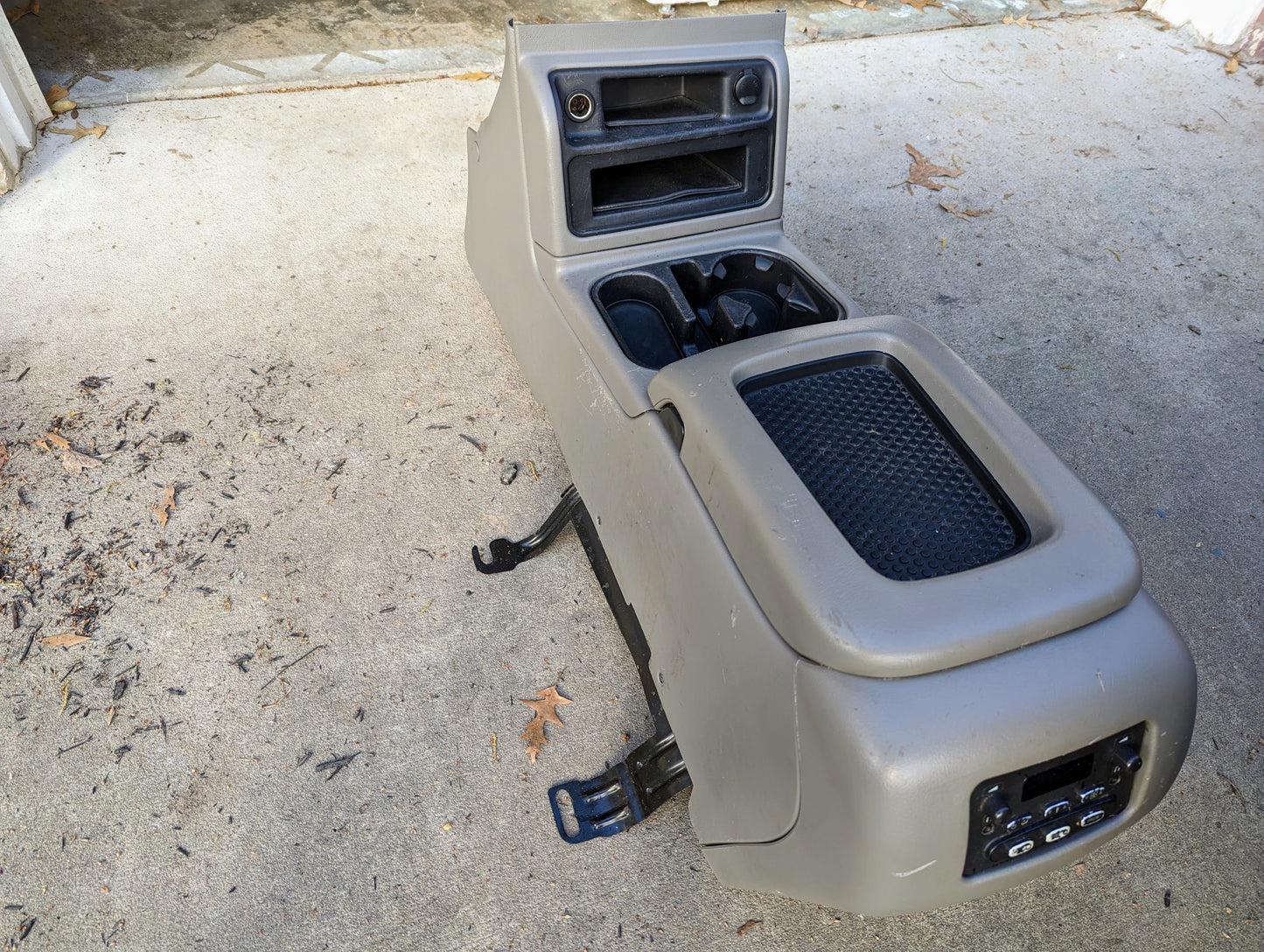 OEM Center Console in Light Gray 92I for 2003-2007 Chevy Silverado, Tahoe, Suburban, and more