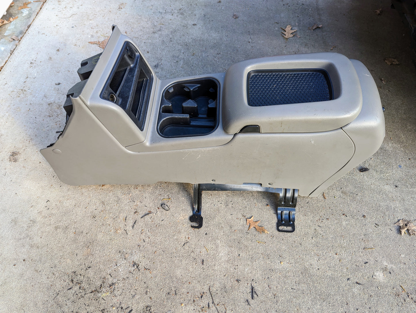 OEM Center Console in Light Gray 92I for 2003-2007 Chevy Silverado, Tahoe, Suburban, and more