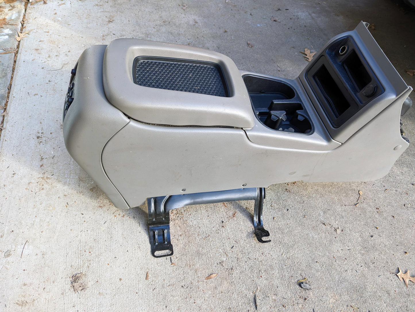 OEM Center Console in Light Gray 92I for 2003-2007 Chevy Silverado, Tahoe, Suburban, and more