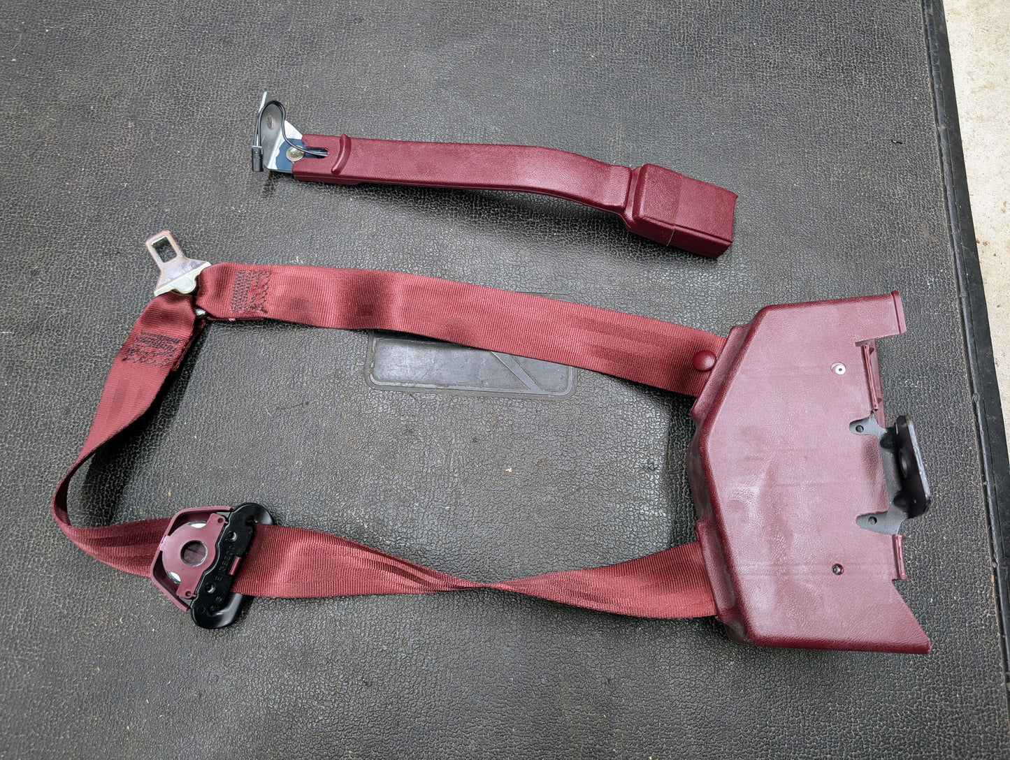 NOS Driver Bucket Seat Belt Retractor & Buckle in Red for 1988 - 1994 Chevy/GMC C/K Trucks