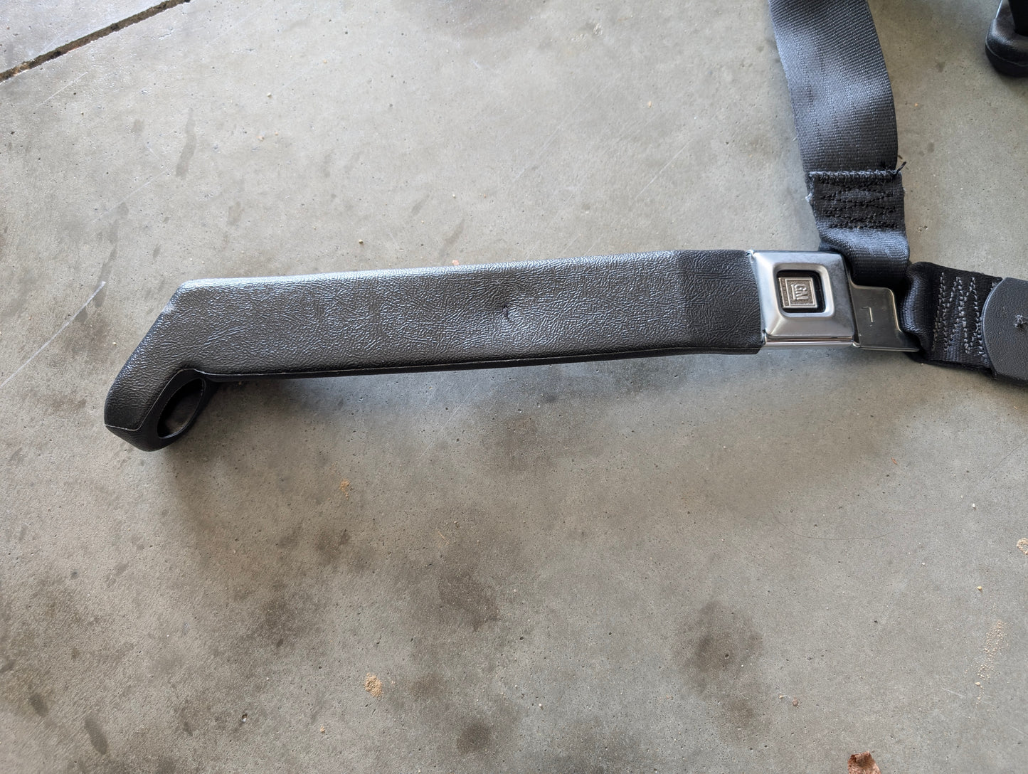 NOS Passenger Seat Belt Retractor & Buckle in Charcoal for 1982 - 1993 Chevy S10, GMC S15