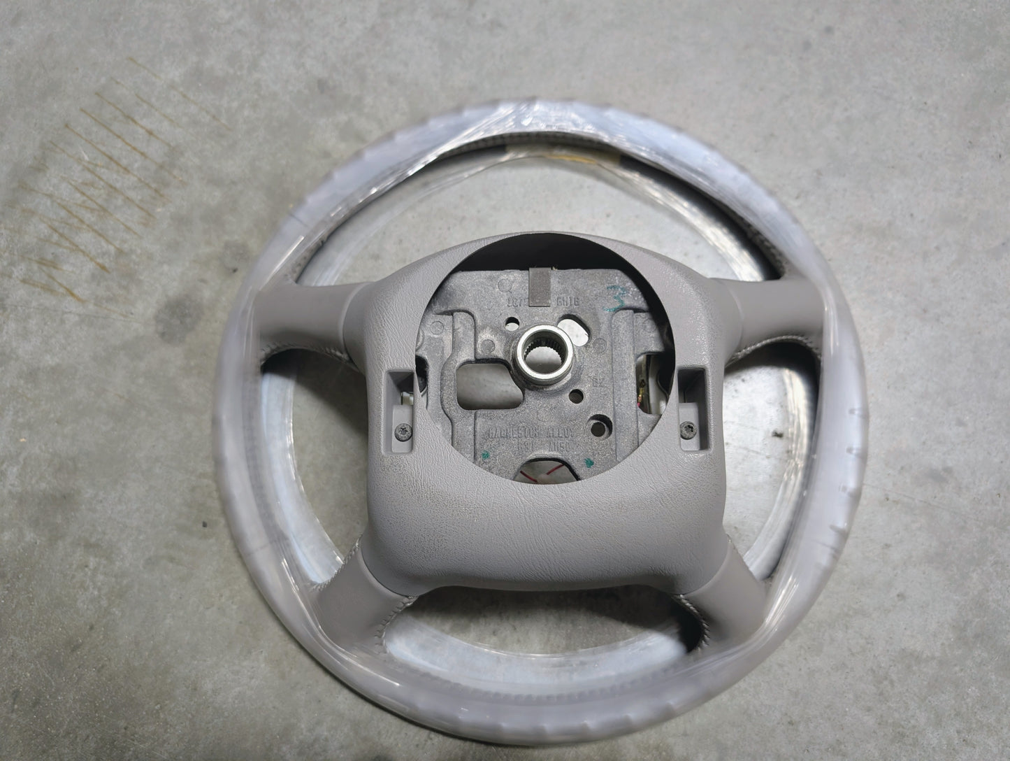 NOS Gray Leather OEM Steering Wheel for 1999-2000 GMC Yukon Denali