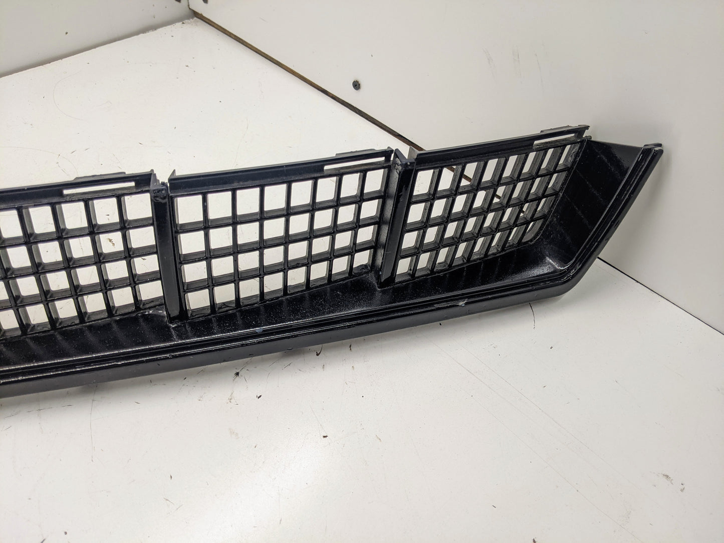 OEM Front Lower Bumper Cover Eggcrate Grill Grille in Black 25896041 for 2008 - 2011 Cadillac STS