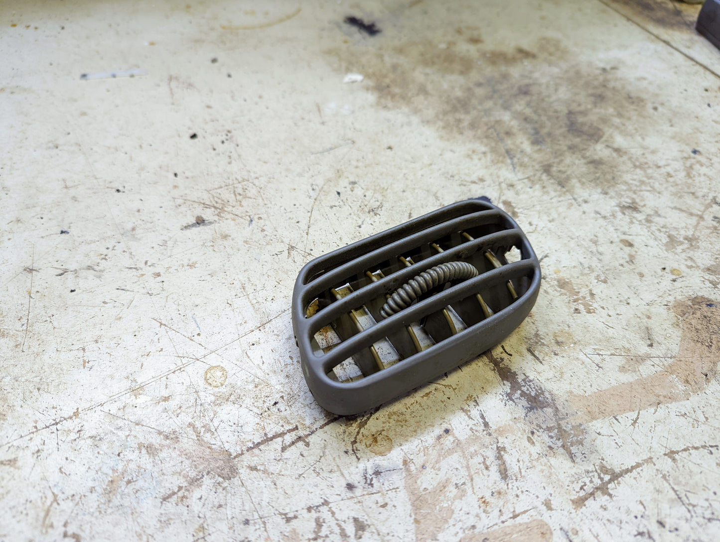 LH Driver Dash Bezel Heater Vent in Gray for 1998 - 2005 Chevy S10 Blazer GMC Sonoma Jimmy