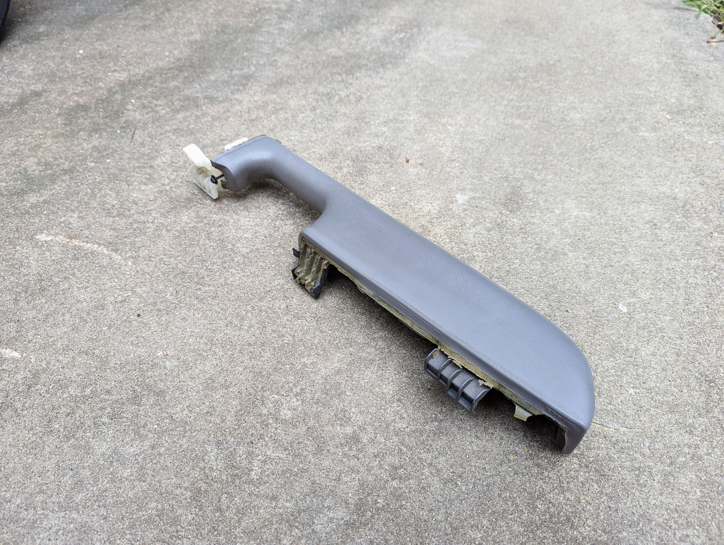 Left Armrest Driver Door Panel in Light Gray for 2003 - 2006 Silverado Tahoe Escalade Yukon and more