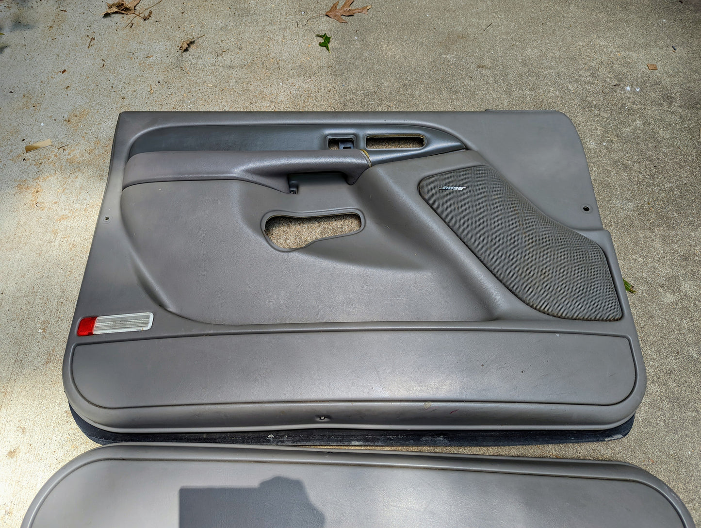 Pair Front Door Trim Panels LH RH in Light Gray for 2003 - 2006 GMC Denali Yukon Chevy Silverado and more