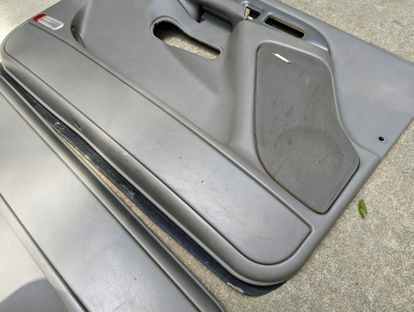 Pair Front Door Trim Panels LH RH in Light Gray for 2003 - 2006 GMC Denali Yukon Chevy Silverado and more