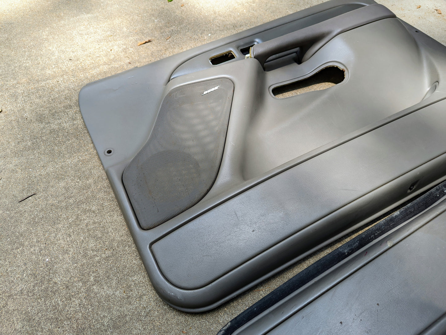 Pair Front Door Trim Panels LH RH in Light Gray for 2003 - 2006 GMC Denali Yukon Chevy Silverado and more