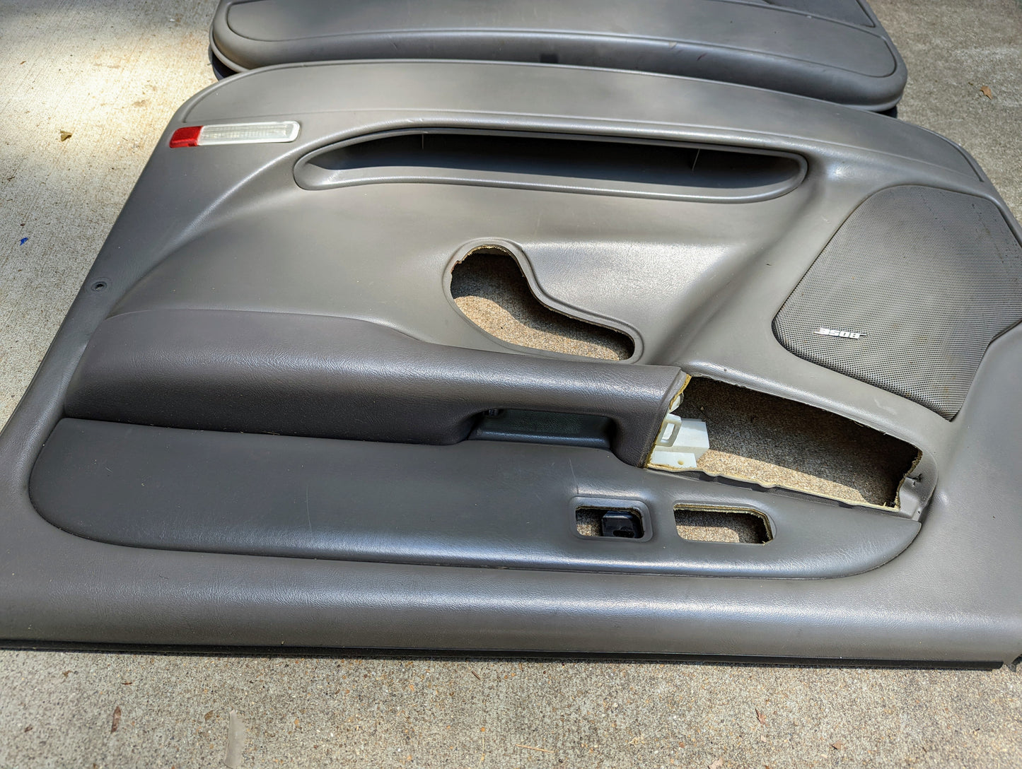 Pair Front Door Trim Panels LH RH in Light Gray for 2003 - 2006 GMC Denali Yukon Chevy Silverado and more