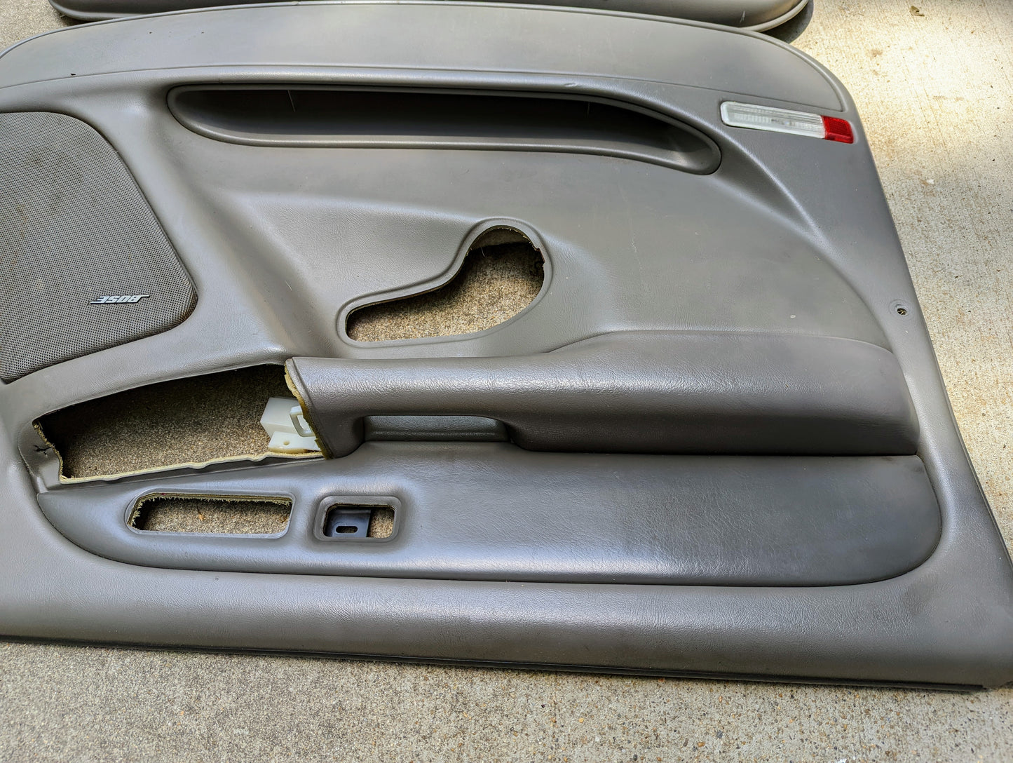 Pair Front Door Trim Panels LH RH in Light Gray for 2003 - 2006 GMC Denali Yukon Chevy Silverado and more