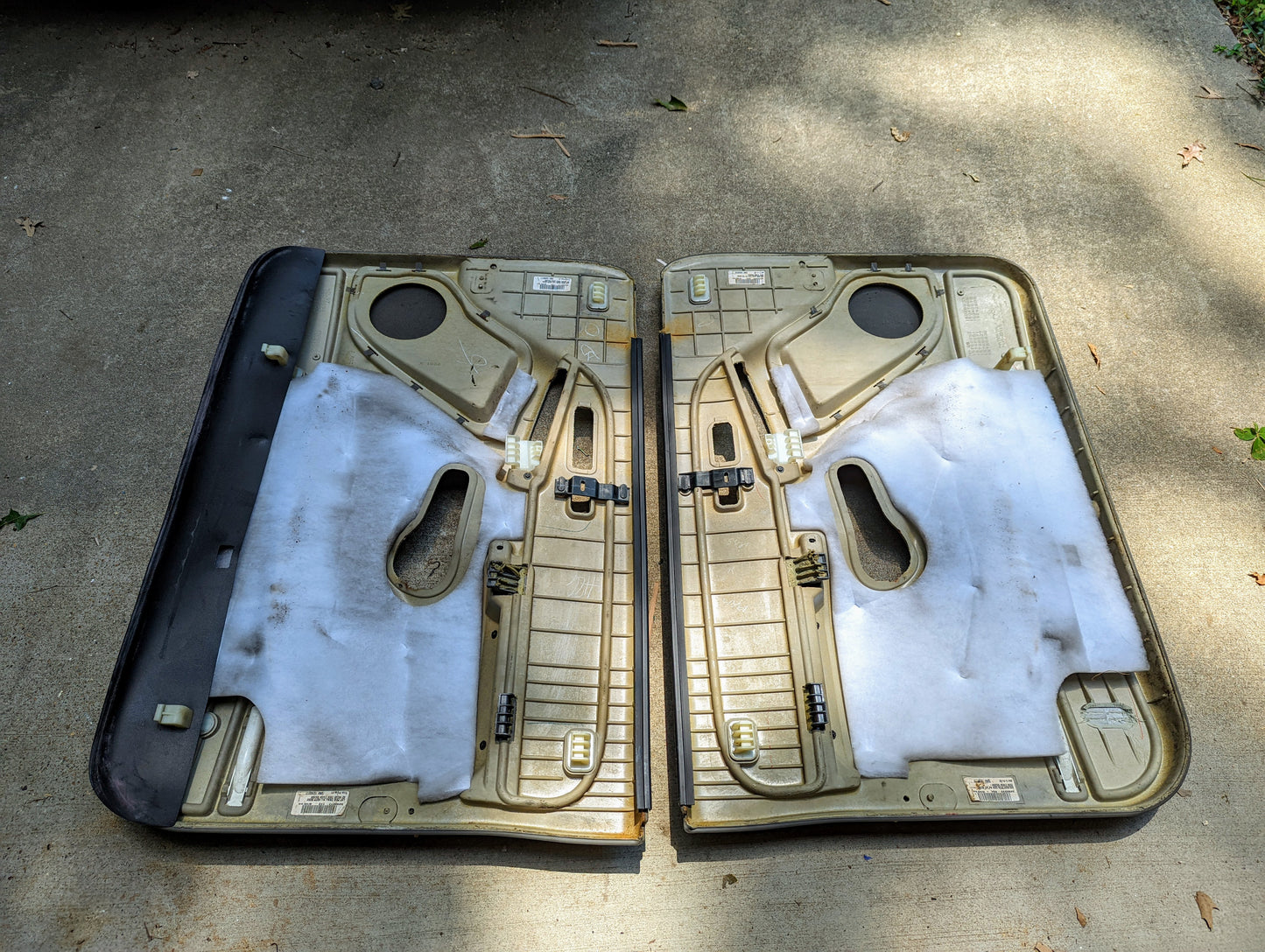 Pair Front Door Trim Panels LH RH in Light Gray for 2003 - 2006 GMC Denali Yukon Chevy Silverado and more