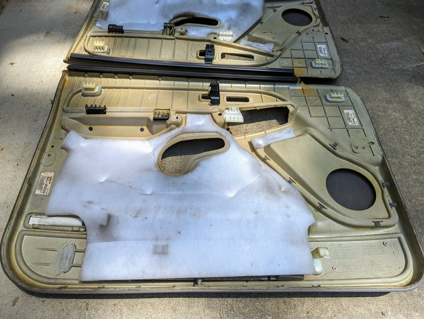 Pair Front Door Trim Panels LH RH in Light Gray for 2003 - 2006 GMC Denali Yukon Chevy Silverado and more