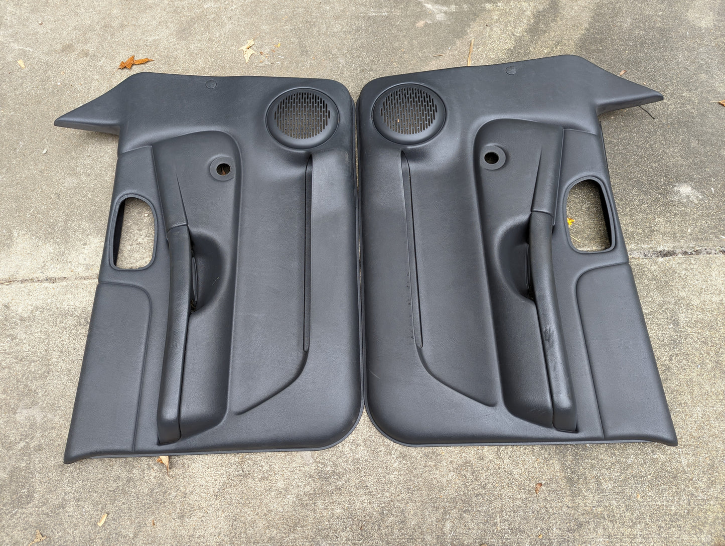 OEM Pair of Front Manual Door Panels in Dark Gray for 1998-2005 Chevy S10 GMC Sonoma and more