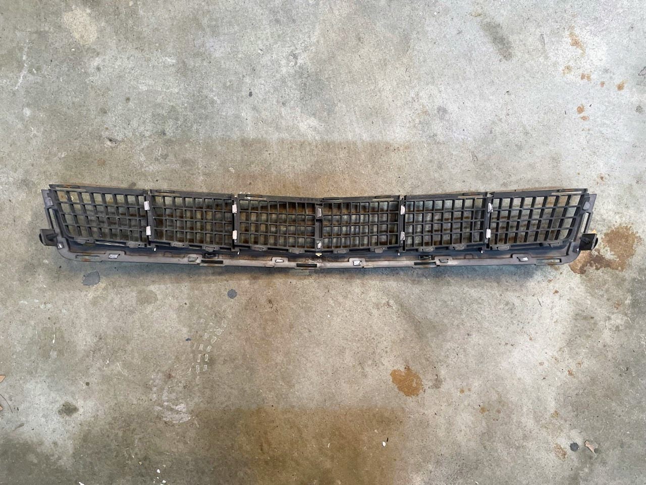 OEM Front Lower Bumper Cover Eggcrate Grill Grille 25896041 for 2008 - 2011 Cadillac STS