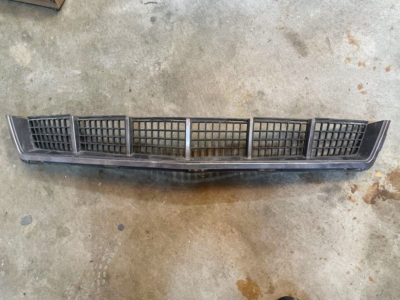 OEM Front Lower Bumper Cover Eggcrate Grill Grille 25896041 for 2008 - 2011 Cadillac STS